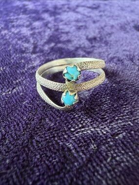 Vintage 925 sterling silver Southwestern Navajo ring with blue turquoise